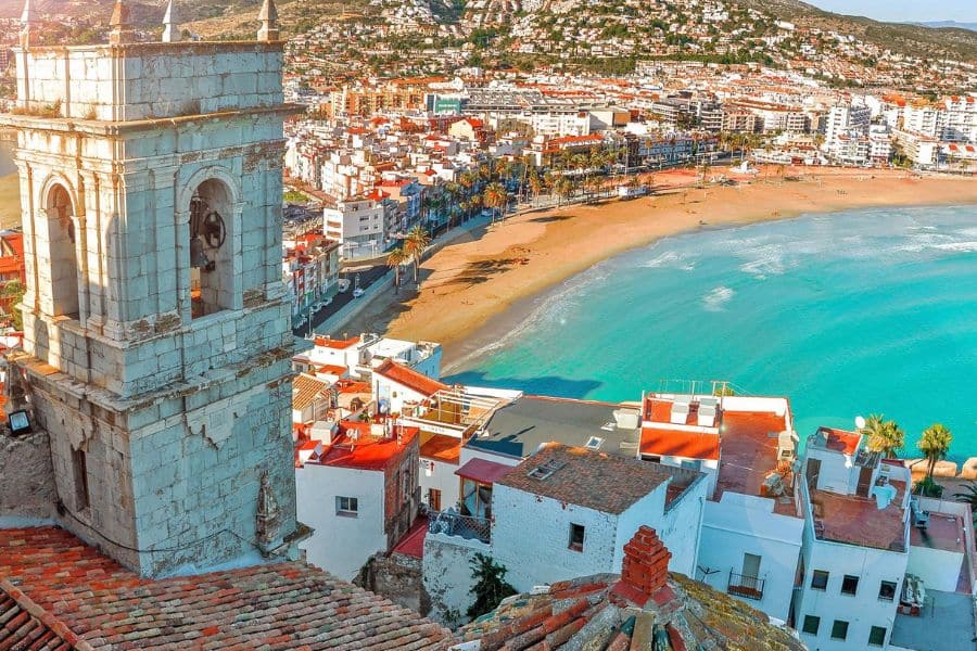 Scenic coastal town of Peñíscola, Spain, with turquoise waters and whitewashed buildings, showcasing the affordable beauty found in the Cheapest European Countries.