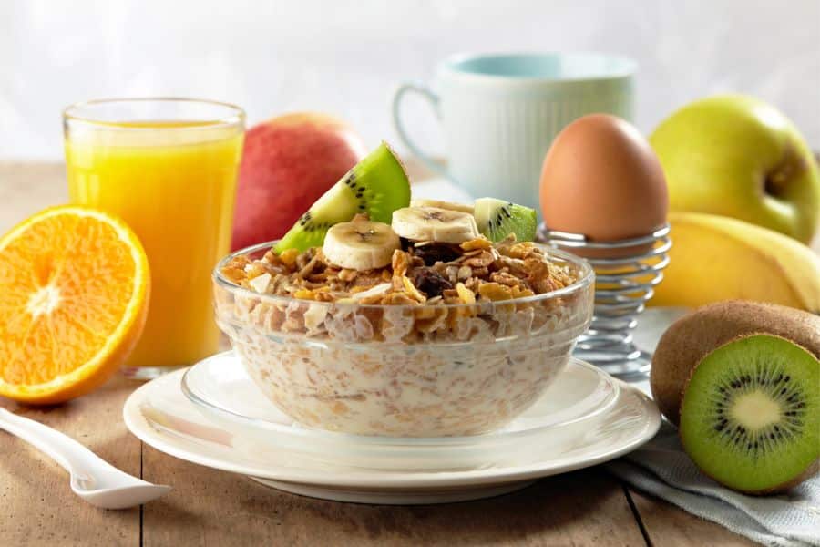 Eating breakfast that includes fibre, protein, and fruit helps stabilise blood sugar and supports long term energy levels.